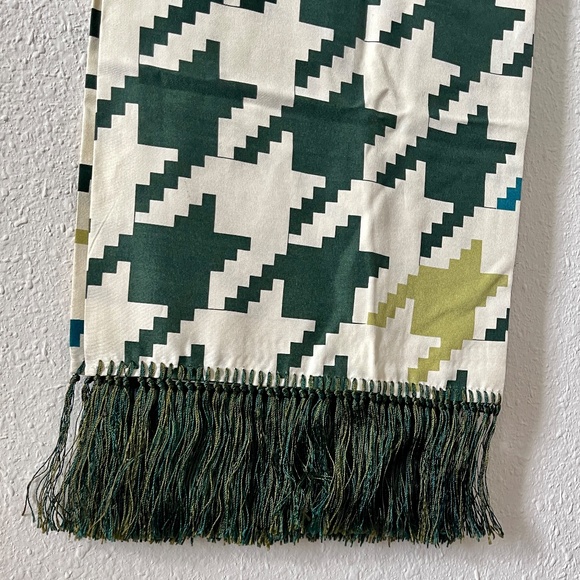 Vintage silk fringe houndstooth scarf, green and white - Picture 4 of 6